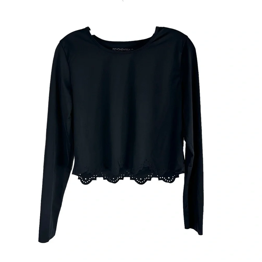 Beyond Yoga Cruz Scalloped Cropped Long Sleeve Top in Black SZ L